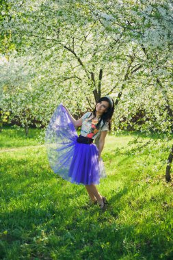 Boncuklu kafa bandı ile çekici genç gülümseyen kadın