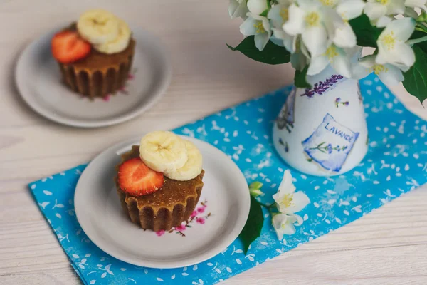 Banánové muffiny s jahodou na dřevěné pozadí — Stock fotografie