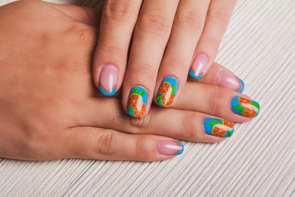 Nyári francia kék nail art festett narancssárga gyümölcs — Stock Fotó