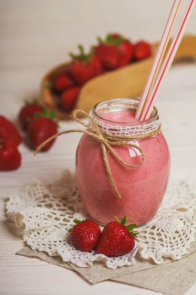 Erdbeer-Smoothie im Glas — Stockfoto