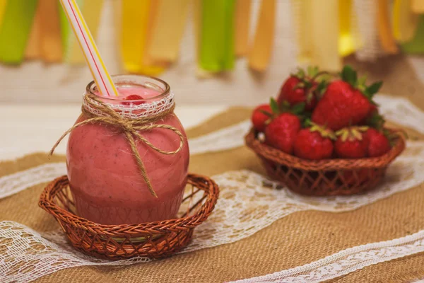 Erdbeer-Smoothie im Glas — Stockfoto