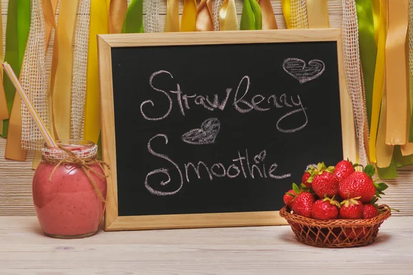 Smoothie de morango no copo — Fotografia de Stock