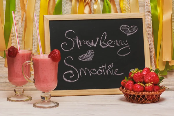 Smoothie de morango no copo — Fotografia de Stock