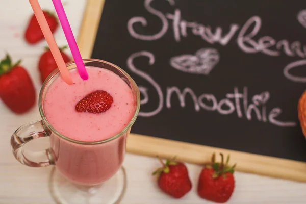 Smoothie de morango no copo — Fotografia de Stock