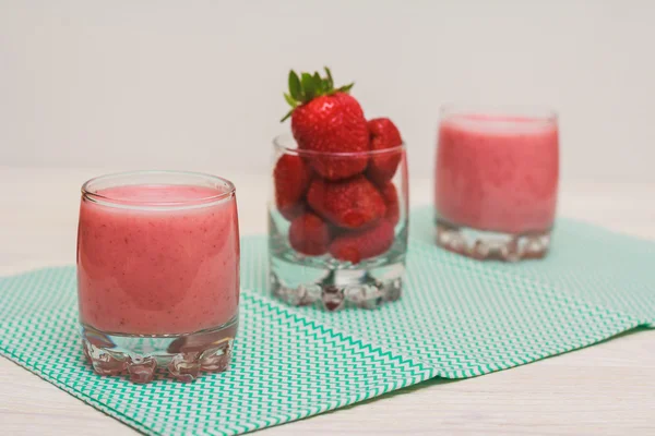 草莓冰沙在玻璃 — 图库照片