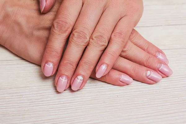 白色和粉红色的指甲艺术 — 图库照片