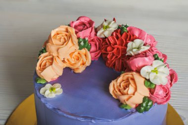 Mor kek krem çiçekli