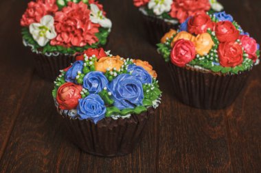 Çiçekli kremalı kekler