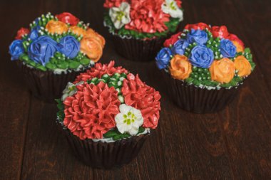 Çiçekli kremalı kekler