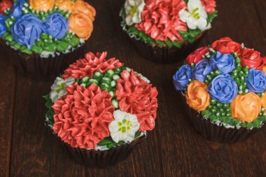 Çiçekli kremalı kekler