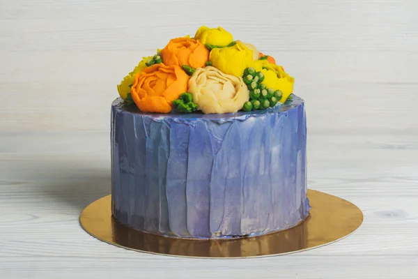 Torta viola con fiori crema — Foto Stock