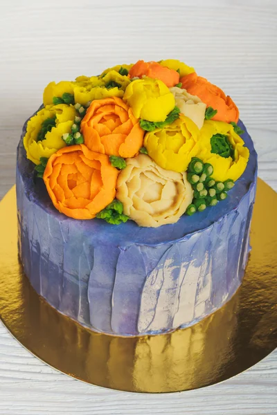 Torta viola con fiori crema — Foto Stock