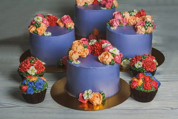 Fioletowy ciasta z kremowymi kwiatkami — Zdjęcie stockowe
