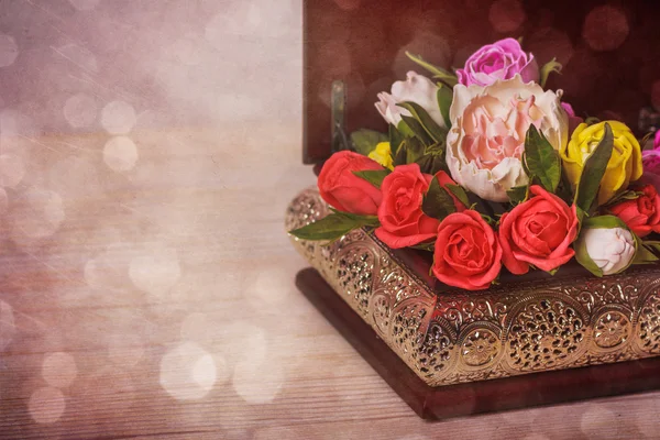 Wooden background with close up of flowers  in the box with free — Stock Photo, Image