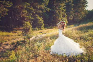 Güzel esmer gelin alanında