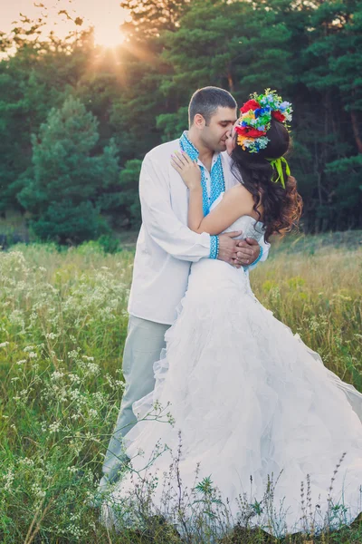 Matrimonio coppia nella foresta — Foto Stock