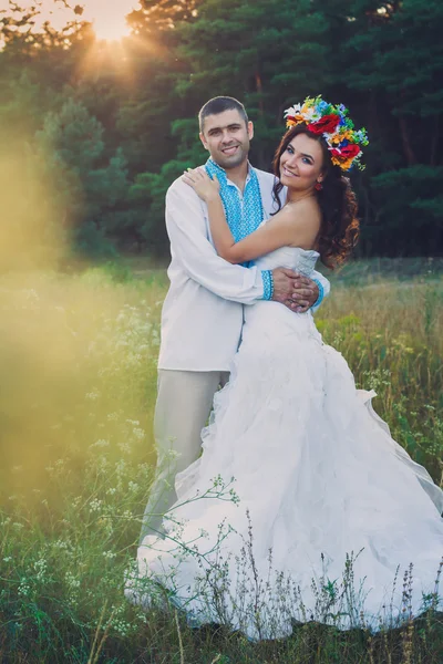 Matrimonio coppia nella foresta — Foto Stock