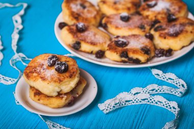 Süzme peynir krep yerken üzerine beyaz bir levha ile powdere serpilir