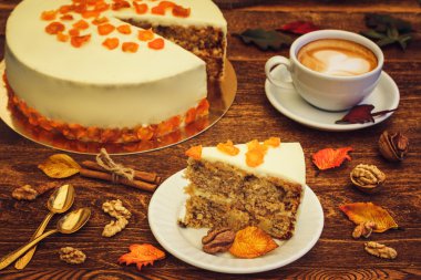 Havuçlu kek kapuçino ahşap arka plan üzerinde ile