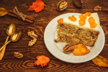 Ceviz ahşap arka plan üzerinde ile havuç kek