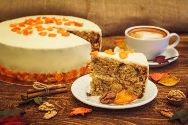 Havuçlu kek kapuçino ahşap arka plan üzerinde ile