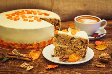 Havuçlu kek kapuçino ahşap arka plan üzerinde ile