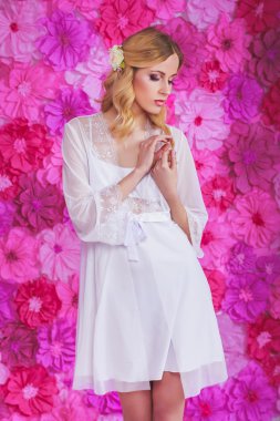 Sarışın güzel kadın çiçek arka plan üzerinde