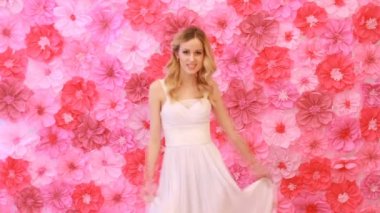 Güzel gelin düğün elbisesini yuvarlak uçar