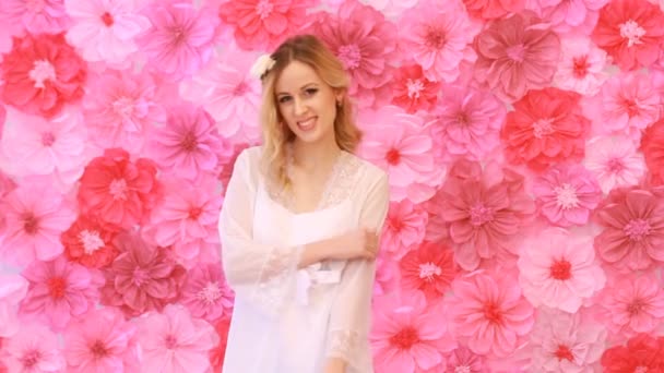 Jovem noiva bonita em vestido branco enviando beijo de ar — Vídeo de Stock
