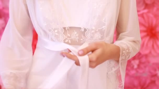 Ceinture de attachement de mariée de robe blanche, vêtements de finition — Video