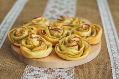 Çul arka plan üzerinde lezzetli ev yapımı elma kek