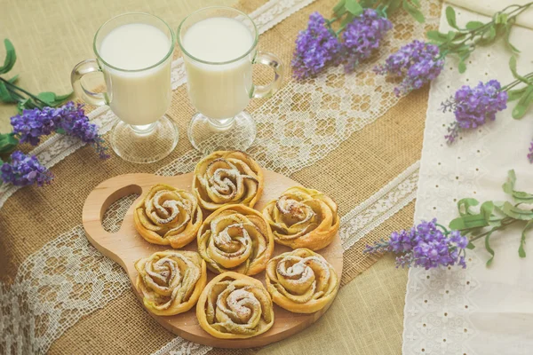 Desayuno con sabrosos pasteles de manzana caseros y leche sobre coágulo de saco —  Fotos de Stock