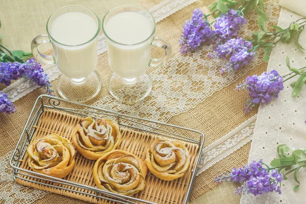 Desayuno con sabrosos pasteles de manzana caseros y leche sobre coágulo de saco —  Fotos de Stock