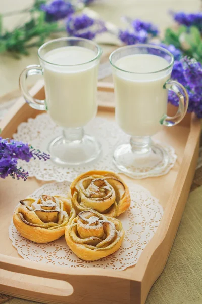 나무 배경 위에 맛 있는 수 제 애플 케이크 — 스톡 사진