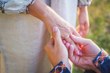 Damat gelinin parmak üzerinde giyen halka