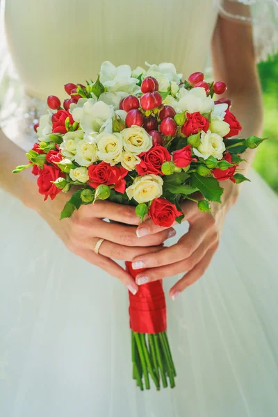 Bouquet de mariage avec des petites roses rouges — Photo