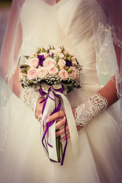 Bouquet de mariage avec des petites roses — Photo