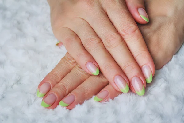 Arte de unhas francesa na cor verde claro — Fotografia de Stock