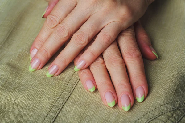 Французька нігтів мистецтво у світло-зеленого кольору — стокове фото