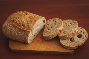 Koyu ahşap zemin üzerine ekmek