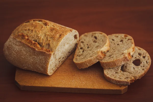 Koyu ahşap zemin üzerine ekmek