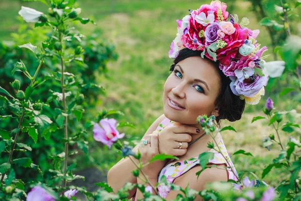 Mladá atraktivní žena s korunkou květin — Stock fotografie