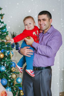 Mutlu baba küçük oğlunu ile