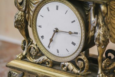 Romen rakamları ile antika saat