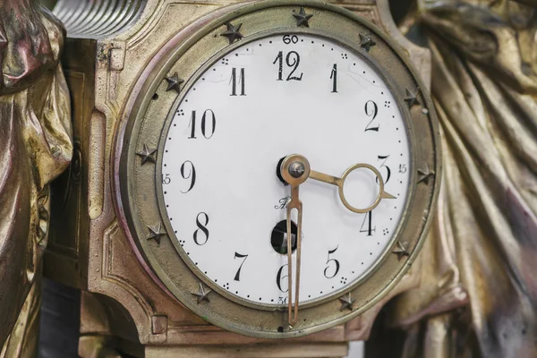 Reloj antiguo con números árabes en el estilo clásico —  Fotos de Stock