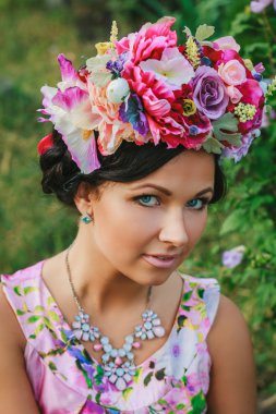 Coronet çiçek genç çekici kadın