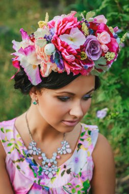 Coronet çiçek genç çekici kadın