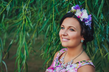 Coronet boncuk genç çekici kadın