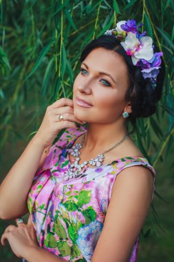 Coronet boncuk genç çekici kadın