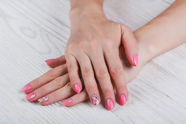 Світло-рожеве мистецтво нігтів з надрукованими квітами — стокове фото